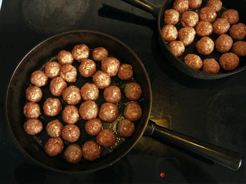 无人,横图,俯视,室内,白天,烹饪,厨房,厨具,金属制品,一排,许多,阴影,整齐,光线,金属,锅子,影子,肉,很多,锅,肉类,肉丸,排列,两个,阳光,锅具,肉圆,队列,肉食,烹饪用具,烹调用具,烹调,彩图,高角度拍摄,灶间