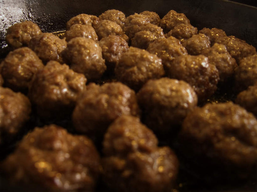 无人,横图,俯视,室内,特写,白天,烹饪,厨房,厨具,金属制品,一排,许多,阴影,朦胧,模糊,整齐,光线,金属,锅子,影子,肉,很多,锅,肉类,肉丸,排列,一个,阳光,单个,锅具,肉圆,队列,肉食,烹饪用具,烹调用具,烹调,彩图,高角度拍摄,灶间