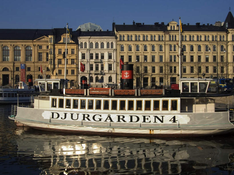 无人,横图,室外,白天,正面,旅游,度假,河流,水,标志建筑,地标,建筑,轮船,船,旗帜,瑞典,欧洲,两面,一艘,停靠,阴影,波纹,飘扬,光线,英文,标志,文字,影子,字符,字母,河水,水流,建筑群,娱乐,标识,旗子,建设,蓝色,倒影,蓝天,水纹,天空,阳光,交通工具,波浪,天,享受,休闲,放松,飘逸,英文字母,倒映,斯堪的纳维亚,停泊,载具,北欧,飞扬,斯堪的纳维亚半岛,旌旗,旗号,瑞典王国,反照,彩图