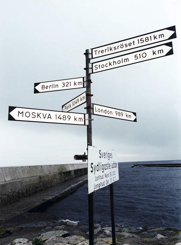 无人,竖图,室外,白天,正面,旅游,度假,河流,石头,美景,水,瑞典,欧洲,一堆,阴影,波纹,堆叠,堆积,光线,英文,标志,石子,数字,文字,影子,字符,字母,墙,河水,景观,水流,水平线,云,云朵,辽阔,海平线,云彩,方向,娱乐,标识,墙壁,墙面,蓝色,白云,蓝天,水纹,天空,阳光,自然,波浪,天,享受,休闲,广阔,景色,放松,阿拉伯数字,晴朗,指引,堆,英文字母,一望无际,斯堪的纳维亚,自然风光,北欧,斯堪的纳维亚半岛,目的,瑞典王国,无边无际,一马平川,偏向,标的,石块,岩石,晴空,彩图,水天相接,水天一线