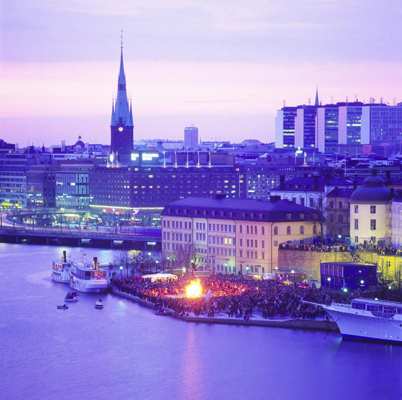 西方人,无人,站,横图,俯视,室外,白天,旅游,度假,热情,河流,美景,日落,水,道路,路,公路,汽车,火,瑞典,欧洲,欧洲人,许多,表演,盘绕,阴影,波纹,庆祝,环绕,围绕,光线,火焰,影子,河水,景观,水流,晚霞,霞光,云,云朵,落日,交通,很多,许多人,燃烧,云彩,环抱,注视,娱乐,车,扮演,水纹,天空,阳光,自然,黄昏,交通工具,轿车,波浪,天,观察,看,站着,一群人,享受,休闲,景色,彩霞,放松,缭绕,晴朗,观看,庆贺,察看,演出,斯堪的纳维亚,关注,自然风光,载具,北欧,祝贺,斯堪的纳维亚半岛,瑞典王国,夕照,男人,男性,年轻男性,年轻女性,女人,女性,白种人,晴空,夕阳,马路,站立,彩图,高角度拍摄,斜阳