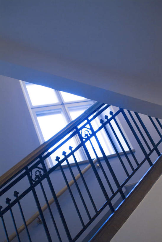 无人,家,栏杆,竖图,室内,白天,正面,窗户,楼梯,一幢,阴影,光线,扶手,影子,房屋,阶梯,屋子,围栏,护栏,楼房,玻璃窗,台阶,住宅,阳光,彩图,房子