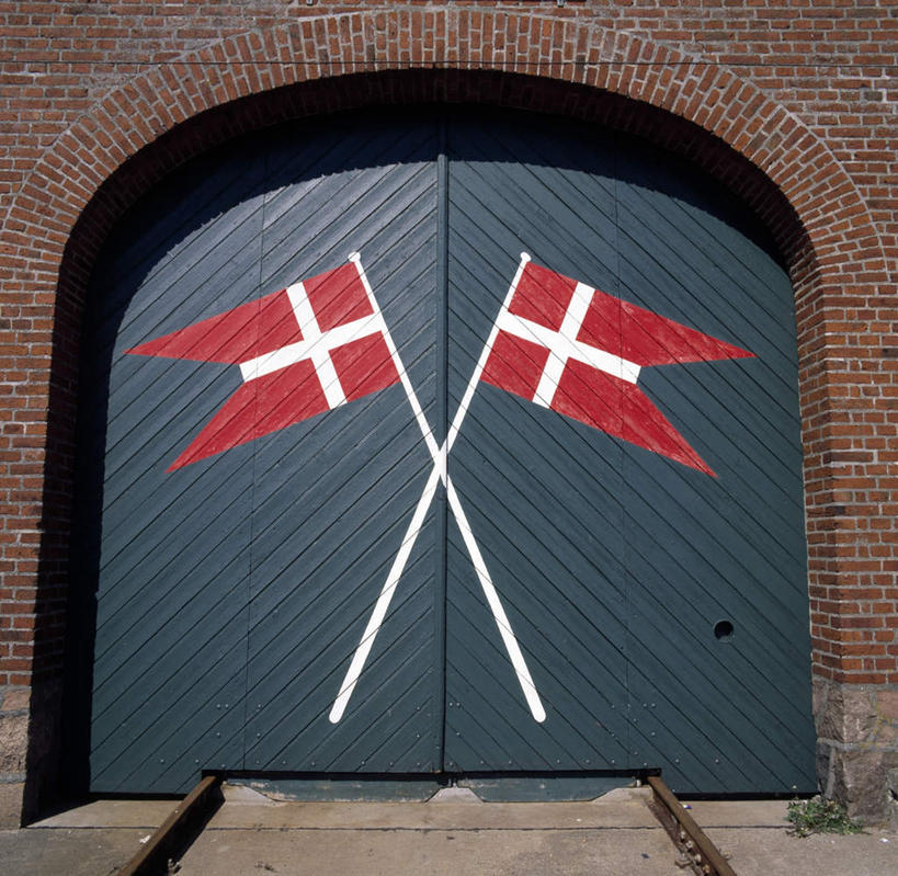 无人,交叉,横图,室外,白天,正面,抽象,旅游,度假,绘画,石头,门,标志建筑,地标,建筑,旗帜,丹麦,欧洲,两面,一堆,阴影,堆叠,堆积,艺术,光线,彩绘,石子,图案,影子,墙,建筑群,艺术品,古典,文化,娱乐,旗子,建设,墙壁,墙面,阳光,工艺品,门框,品味,享受,休闲,概念,放松,堆,交织,美术,高雅,北欧,美学,丹麦王国,旌旗,旗号,穿插,图文,石块,彩图,涂鸦