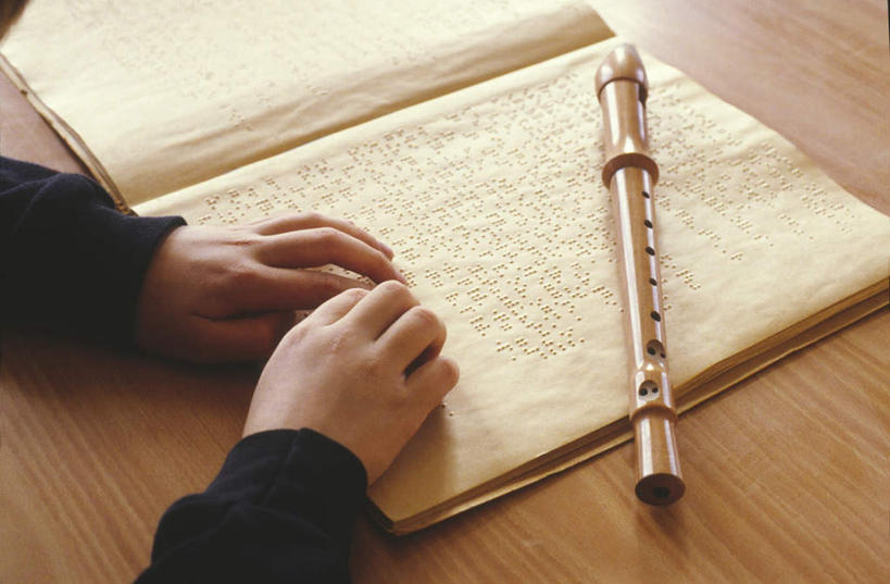 西方人,手,一个人,病人,摸,横图,俯视,室内,白天,桌子,书籍,欧洲,欧洲人,仅一个男性,仅一个人,抚摸,阴影,艺术,光线,金属,材料,影子,灯光,吹奏乐器,笛子,乐器,音乐,书桌,仅一个年轻男性,一个,课桌,手部,单个,长笛,残疾,残疾人,盲人,伤残,残障,弱势群体,瞽者,质料,男人,男性,年轻男性,白种人,患者,就医者,书,图书,触摸,接触,半身,彩图,高角度拍摄