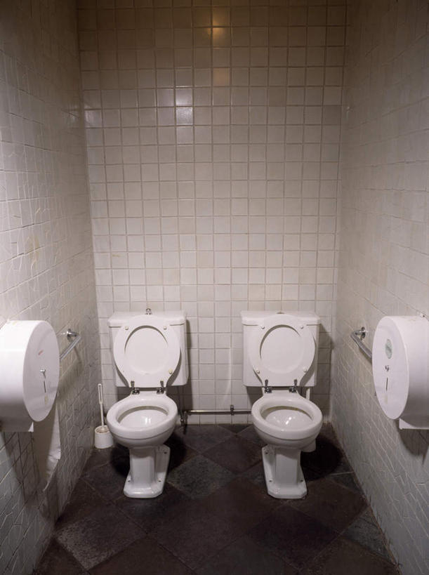 无人,竖图,俯视,室内,特写,白天,神秘,重复,生活用品,卫生间,浴室,一排,阴影,整齐,光线,便当,瓷砖,影子,纸,马桶,墙,灯光,墙壁,墙面,排列,纸巾,日用品,四个,便捷,座便器,卫生纸,便利,队列,秘密,机密,卫浴,子孙桶,奥秘,方便,生活用纸,反复,诡秘,淋浴房,彩图,高角度拍摄,冲凉房,沐浴间,沐浴室