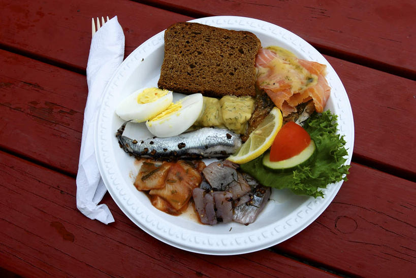 点心,海鲜,无人,横图,俯视,室内,白天,下午茶,桌面,桌子,餐具,一堆,阴影,堆叠,堆积,丰富,光线,木制,鱼,叉子,刀叉,刀子,碟子,盘,影子,灯光,蛋,鸡蛋,食品,丰盛,营养,水产,鱼类,海洋生物,食物,糕点,红色,盘子,木制品,碟,堆,水生动物,餐刀,海产品,水生物,海底动物,餐叉,卵,丰硕,养分,丰厚,富厚,厚实,进餐用具,彩图,高角度拍摄,蛋糕