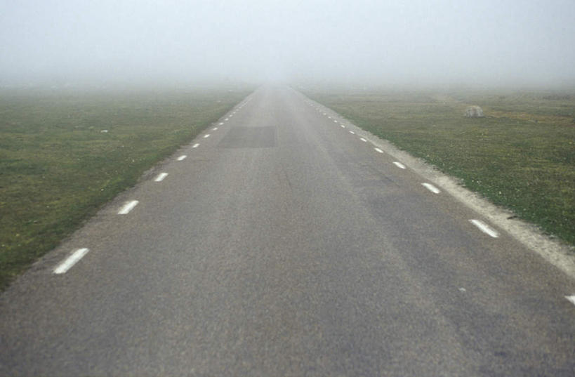 无人,横图,俯视,室外,白天,草地,草坪,美景,植物,雾,道路,路,公路,覆盖,朦胧,模糊,平静,景观,乌云,云,阴天,云朵,交通,云彩,草,绿色,天空,自然,天,包围,景色,安静,宁静,迷雾,昏暗,阴沉,静谧,自然风光,沉静,笼罩,恬静,安祥,僻静,清静,太平,大雾,马路,彩图,高角度拍摄