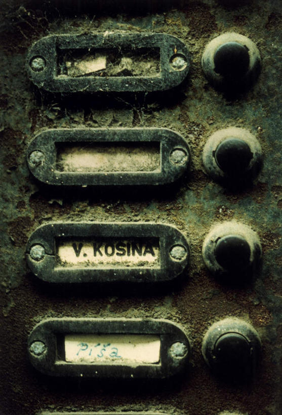 无人,竖图,室外,特写,白天,正面,一排,阴影,形状,整齐,并列,并排,生锈,光线,英文,标志,文字,影子,字符,字母,历史,标识,古代,排列,阳光,按钮,英文字母,腐蚀,侵蚀,队列,荒废,平行,形态,外形,古远,荒疏,旷废,旷费,疏弃,芜秽,腐化,锈迹斑斑,荒芜,彩图