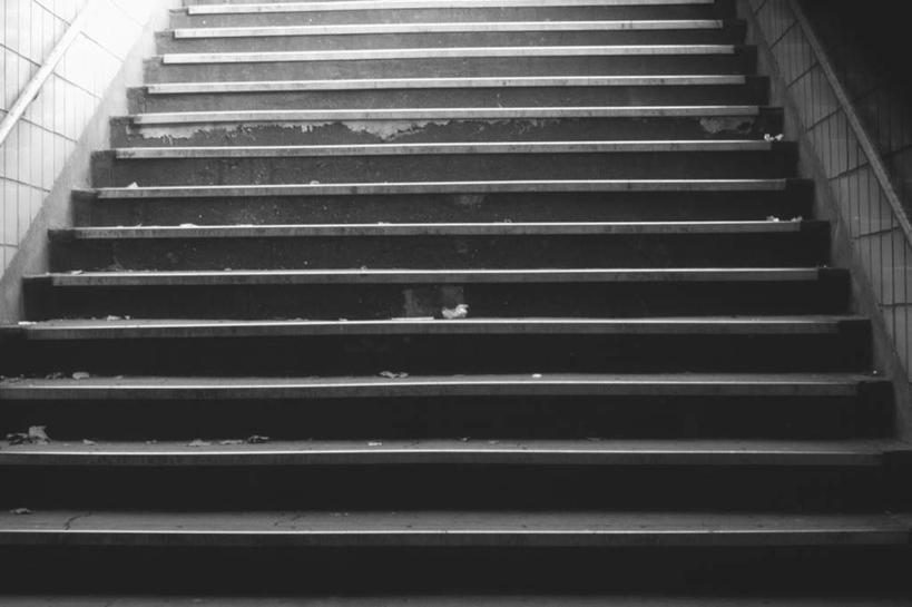 无人,栏杆,横图,黑白,室外,特写,白天,仰视,楼梯,一排,连接,阴影,整齐,并列,并排,光线,便当,扶手,影子,阶梯,护栏,台阶,排列,阳光,便利,队列,平行,方便,贯穿,连结,衔接,利便,轻易,串连,低角度拍摄