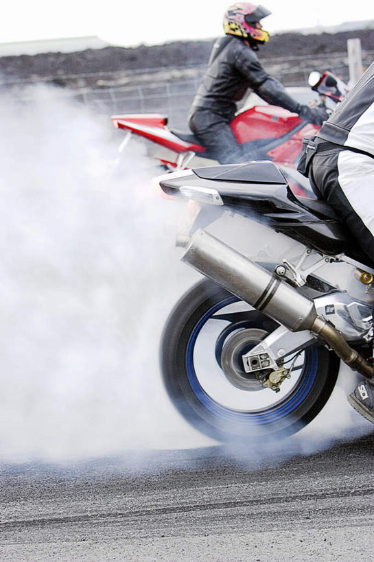 西方人,两个人,伙伴,朋友,坐,竖图,室外,白天,侧面,运动服,锻炼,快乐,友谊,比赛,运动,竞争,摩托车,帽子,欧洲,欧洲人,阴影,服装,光线,头盔,影子,注视,娱乐,车,衣服,阳光,安全帽,交通工具,观察,看,骑车,休闲,服饰,观看,尾气,察看,体育运动,衣着,穿着,关注,载具,衣饰,体育,友情,男人,男性,年轻男性,白种人,坐着,彩图,全身,健身,运动装