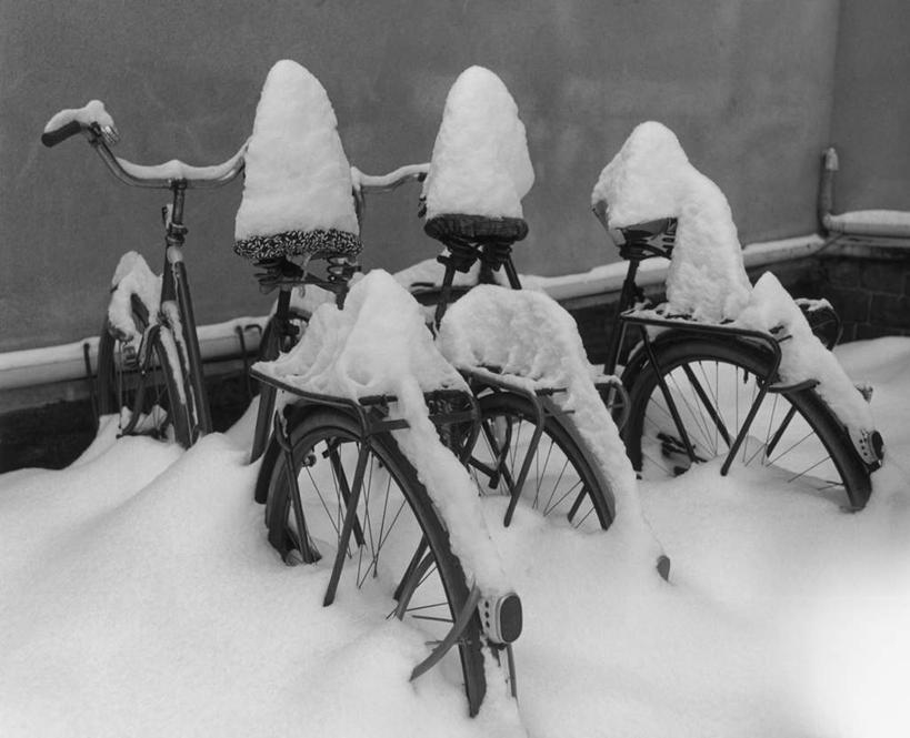 无人,横图,俯视,室外,白天,旅游,度假,美景,雪,大雪,自行车,三辆,覆盖,墙,积雪,景观,雪景,冬季,冬天,娱乐,墙壁,墙面,车,脚踏车,自然,交通工具,享受,休闲,景色,放松,寒冷,自然风光,载具,遮盖,严寒,笼罩,笼盖,彩图,高角度拍摄