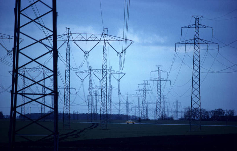 无人,横图,室外,白天,正面,旅游,度假,草地,草坪,美景,植物,雾,阴影,朦胧,模糊,围绕,电力,光线,钢材,电缆,电线,线,影子,支架,景观,云,云朵,电能,线路,云彩,娱乐,电塔,草,树,树木,蓝色,绿色,白云,蓝天,天空,阳光,自然,天,享受,休闲,景色,放松,缭绕,生长,能源,晴朗,成长,电,支撑,电源,电源线,迷雾,资源,自然风光,供电设备,能量,旋绕,高压电塔,高压输电线,高压电线塔,高压塔,萦绕,回绕,大雾,晴空,彩图,输电铁塔,输电塔