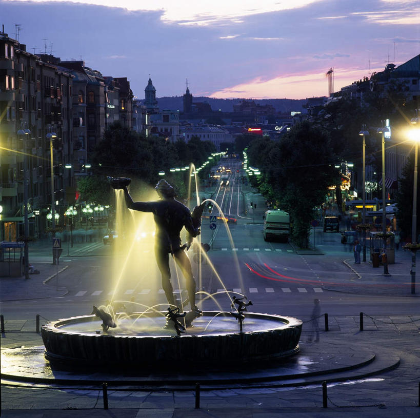 西方人,一个人,无人,广场,站,横图,室外,夜晚,正面,旅游,度假,喷泉,指示牌,雕塑,欧洲,欧洲人,仅一个男性,仅一个人,仅一个中年男性,倒,握,阴影,艺术,装饰,光线,标志,雕刻,雕像,路标,文字,影子,景观,灯光,拿,拿着,文化,娱乐,标识,黄色,天空,工艺品,天,品味,站着,享受,休闲,放松,握着,倾倒,纪念,美术,主题,水景,陈列,一尊,功能,美学,美观,男人,男性,中年男性,白种人,设计,站立,彩图,全身