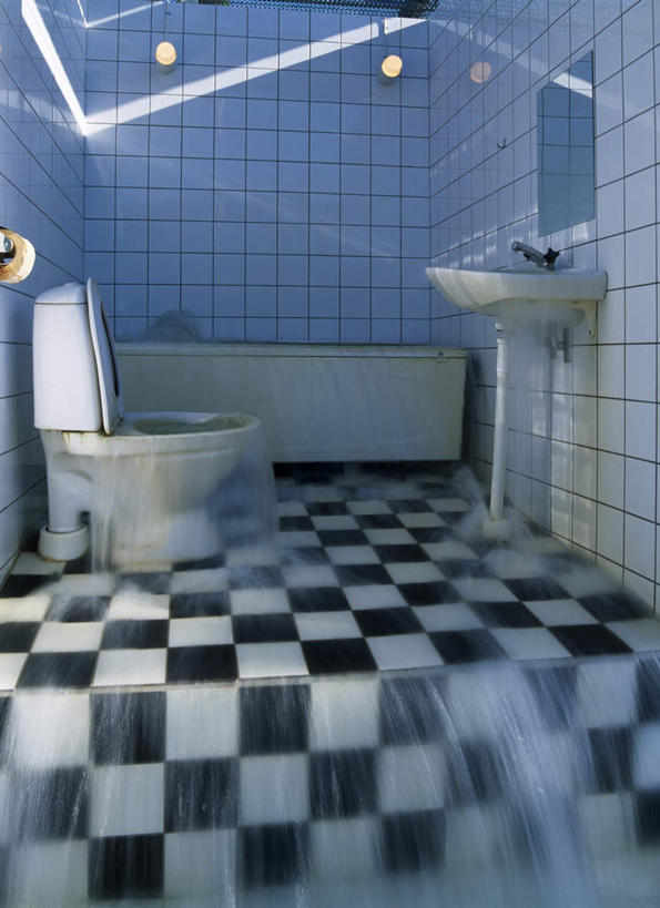 无人,家,竖图,俯视,室内,白天,生活用品,卫生间,浴室,照明,吊挂,悬挂,瓷砖,灯泡,地砖,水槽,房屋,马桶,屋子,地面,挂,水斗,楼房,住宅,灯,两个,灯具,座便器,白炽灯,照亮,堵塞,卫浴,照明工具,白炽灯泡,子孙桶,梗塞,拥塞,淋浴房,彩图,高角度拍摄,冲凉房,房子,沐浴间,沐浴室