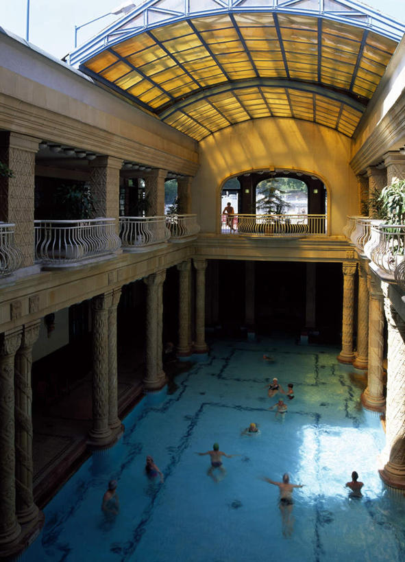 西方人,体育馆,游泳池,栏杆,竖图,俯视,室内,白天,旅游,度假,水,天花板,欧洲,欧洲人,许多,游客,阴影,环绕,围绕,光线,影子,柱子,水池,水面,水中,围栏,很多,许多人,环抱,注视,娱乐,泳池,护栏,旅客,黄色,阳光,观察,看,靠,靠着,倚靠,一群人,享受,休闲,放松,缭绕,观看,察看,游泳馆,倚着,关注,男人,男性,女人,女性,中年男性,中年女性,白种人,彩图,高角度拍摄,全身,边缘