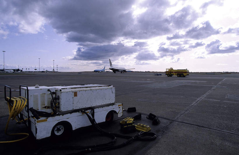 无人,广场,横图,俯视,室外,白天,丹麦,欧洲,两辆,阴影,光线,影子,云,云朵,首都,云彩,蓝色,白云,蓝天,天空,阳光,天,工程车,北欧,丹麦王国,哥本哈根,西兰岛,彩图,高角度拍摄