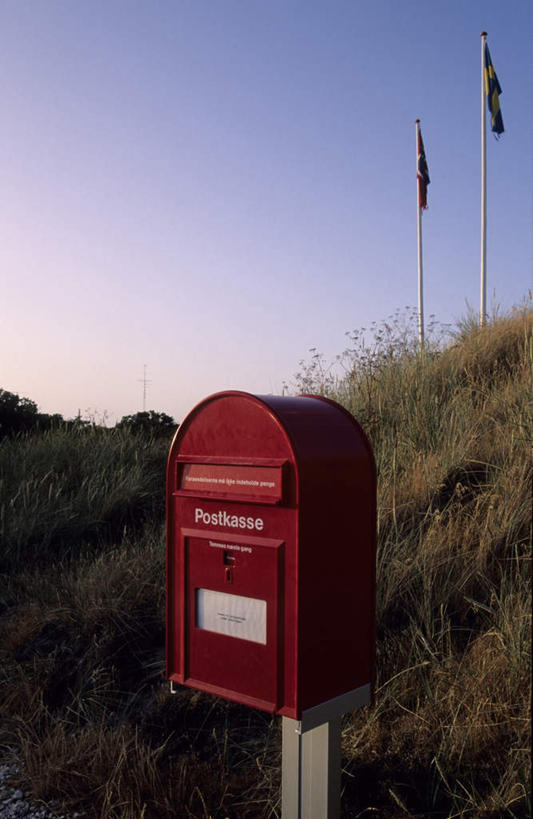 无人,竖图,室外,特写,白天,正面,草地,草坪,植物,丹麦,欧洲,阴影,传递,光线,信息,影子,云,云朵,联系,云彩,邮筒,邮箱,草,一个,蓝色,绿色,白云,蓝天,天空,阳光,自然,天,联络,邮递,通信,自然风光,北欧,邮政,丹麦王国,彩图
