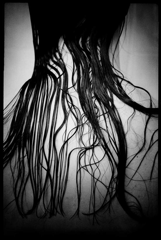 西方人,头发,一个人,竖图,俯视,黑白,室内,特写,白天,欧洲,欧洲人,仅一个年轻女性,仅一个女性,仅一个人,阴影,光线,影子,阳光,潮湿,散乱,狼藉,年轻女性,女人,女性,白种人,半身,高角度拍摄