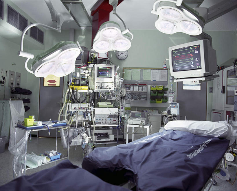 无人,医院,横图,室内,白天,正面,显示器,仪器,阴影,光线,屏幕,影子,灯光,显示屏,架子,灯,手术,医疗设备,手术室,照明设备,手术台,输出设备,医疗机构,手术床,彩图,病院,诊所