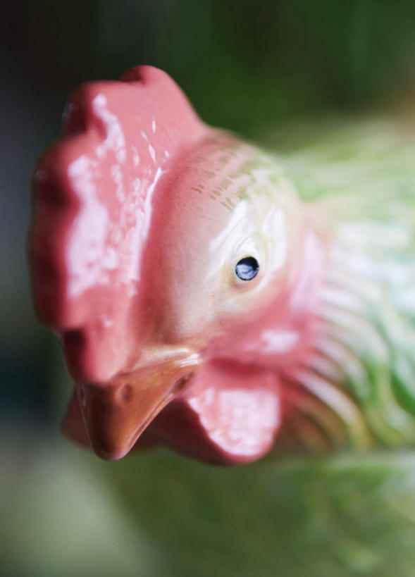 脸,头,脸颊,无人,竖图,室内,特写,白天,正面,鸡,雕塑,复活节,阴影,节日,朦胧,模糊,庆祝,艺术,装饰,光线,雕刻,雕像,影子,灯光,鸡冠,文化,家禽,一只,红色,动物,纪念品,工艺品,庆典,牲畜,纪念,留念,美术,主题,怀念,陈列,功能,美学,记念,头部,脸部,脸蛋,面部,彩图