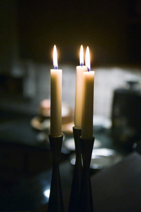 无人,竖图,室内,白天,正面,桌面,桌子,蜡烛,三根,一排,阴影,朦胧,模糊,整齐,平静,光线,木制,火焰,影子,烛光,燃烧,排列,木制品,点燃,安静,宁静,队列,静谧,镇静,冷静,沉静,恬静,安祥,僻静,清静,太平,彩图