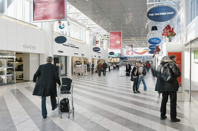 西方人,机场,站,坐,走,横图,室内,白天,旅游,度假,指示牌,欧洲,欧洲人,乘客,游客,阴影,光线,标志,文字,影子,走道,走廊,过道,许多人,注视,娱乐,标识,旅客,背面,红色,蓝色,阳光,观察,看,站着,一群人,享受,休闲,放松,期待,观看,等待,候车厅,等候,察看,关注,候车室,守候,搭客,男人,男性,女人,女性,中年男性,中年女性,白种人,步行,站立,走路,坐着,半身,彩图