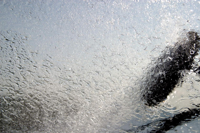 无人,横图,室外,特写,白天,仰视,水,汽车,玻璃,一辆,阴影,光线,挡风玻璃,液体,影子,水滴,车,玻璃制品,阳光,交通工具,轿车,载具,荡涤,洗濯,清洗,彩图,低角度拍摄