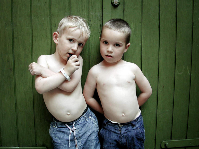 西方人,儿童,两个人,家庭,兄弟,家,站,横图,室内,白天,正面,纯洁,欧洲,欧洲人,阴影,条纹,光线,影子,房屋,墙,屋子,注视,楼房,裸露,墙壁,墙面,住宅,小孩,绿色,阳光,观察,看,靠,靠着,倚靠,站着,温暖,温馨,一家人,可爱,童年,童趣,观看,和睦,察看,倚着,关注,裸,舔舐,童真,烂漫,无邪,天真,男孩,男人,男性,白种人,站立,半身,彩图,房子,融洽,男生