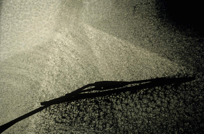 无人,横图,黑白,室外,特写,白天,正面,水,汽车,玻璃,一辆,阴影,光线,挡风玻璃,液体,影子,水滴,车,玻璃制品,黄色,阳光,交通工具,轿车,昏暗,载具,荡涤,洗濯,灰暗,晦暗,清洗