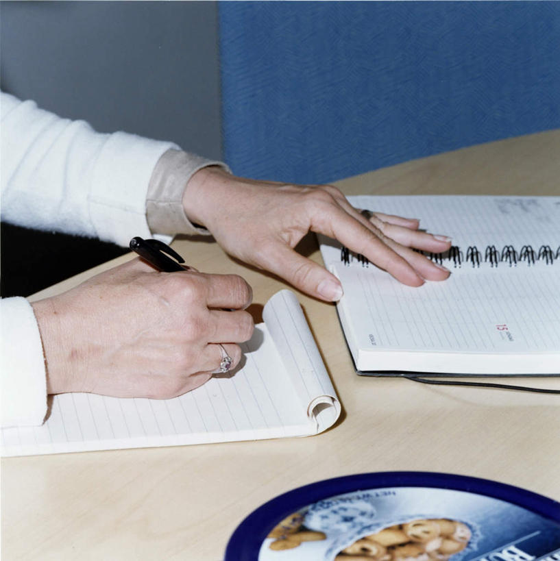 西方人,一个人,坐,竖图,俯视,室内,白天,欧洲,欧洲人,仅一个女性,仅一个人,握,笔,办公用品,记事本,拿,拿着,文具,本子,笔记本,学习用品,仅一个中年女性,握着,文具用品,一支,书写,女人,女性,中年女性,白种人,坐着,半身,彩图,高角度拍摄