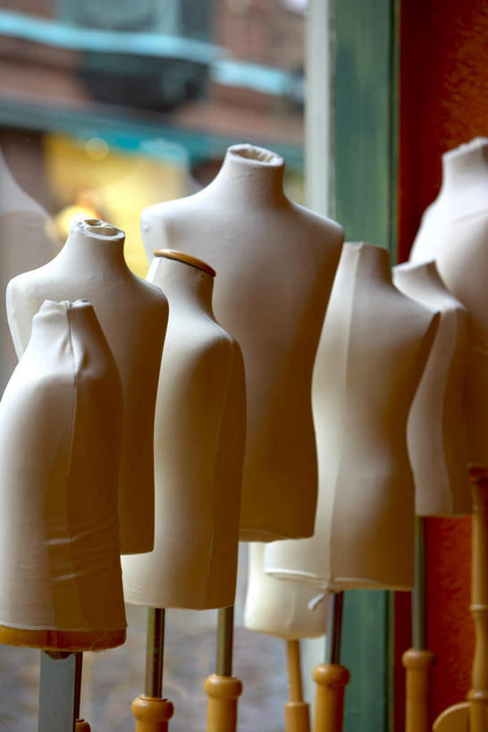 无人,商店,竖图,室内,白天,正面,购物,消费,窗户,落地窗,超市,橱窗,一排,许多,整齐,人造模特,很多,玻璃窗,排列,金融,百货,道具,服装店,队列,选购,贸易,裁缝店,百货公司,服装模特,服饰店,模特道具,玻璃橱窗,时装道具,展示道具,服装模特道具,陈列道具,血拼,半身,彩图,购物商场,购物中心,商业中心