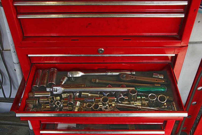 无人,工厂,横图,俯视,室内,白天,金属制品,许多,连接,阴影,组合,丰富,光线,金属,材料,工具,影子,灯光,很多,丰盛,一个,红色,工具箱,工业,单个,扳手,螺丝刀,起子,链接,五金,挑选,紧固,拼接,拼凑,选择,拼合,凑集,聚合,撮合,链结,牢固,扳头,改锥,丰硕,产业,丰厚,富厚,厚实,质料,彩图,高角度拍摄,工地,制造厂