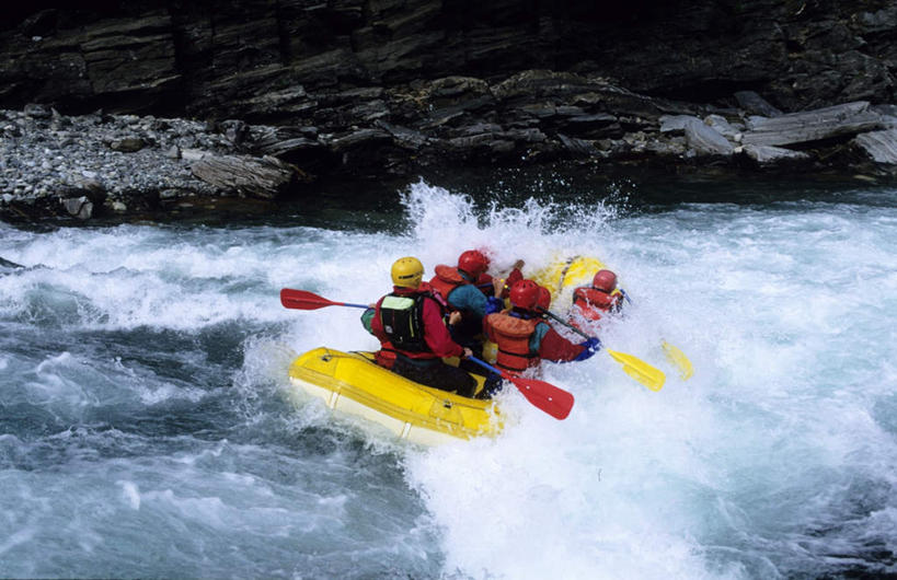 西方人,伙伴,朋友,坐,横图,俯视,室外,白天,友谊,合作,团队,河流,石头,水,船,帽子,欧洲,欧洲人,一艘,阴影,粗糙,湍急,光线,石子,头盔,影子,河水,水流,许多人,黄色,阳光,安全帽,交通工具,一群人,高低,战略,凹凸,毛糙,载具,洼地,气垫船,联合,合谋,崎岖,配合,协作,男人,男性,年轻男性,年轻女性,女人,女性,白种人,石块,岩石,坐着,彩图,高角度拍摄,全身,粗拙