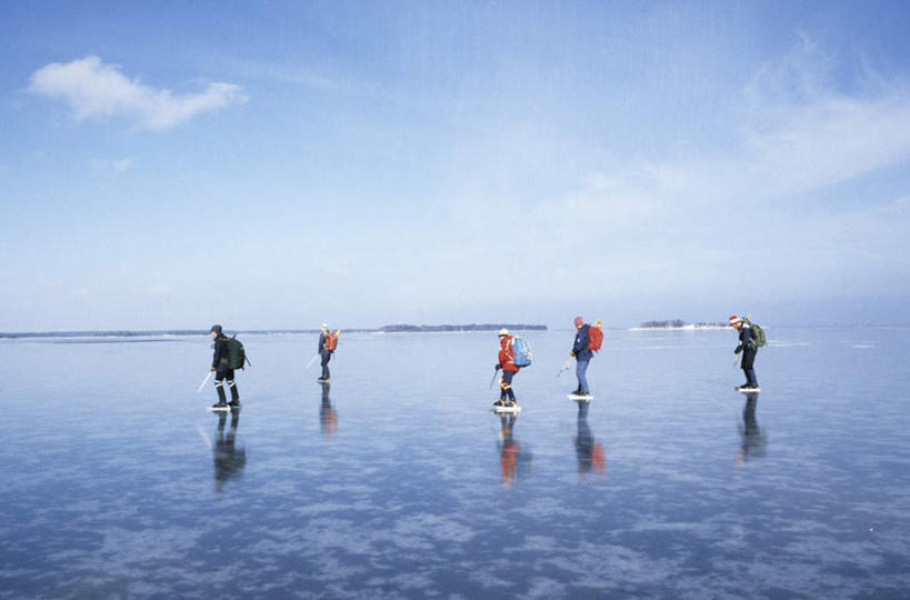 西方人,走,横图,室外,白天,侧面,湖,湖泊,水,欧洲,欧洲人,五个人,一排,阴影,服装,整齐,光线,包,影子,冰,湖面,水流,水面,云,云朵,许多人,云彩,旅行包,休闲装,排列,衣服,蓝色,白云,倒影,蓝天,天空,阳光,背包,浮冰,湖水,天,一群人,休闲,休闲服,寒冷,服饰,晴朗,冰冷,倒映,队列,严寒,旅游包,冰凉,酷寒,凛冽,凛凛,极冷,流冰,浮冰块,反照,跟从,跟随,追随,男人,男性,年轻男性,年轻女性,女人,女性,白种人,晴空,步行,走路,彩图,全身,双肩包