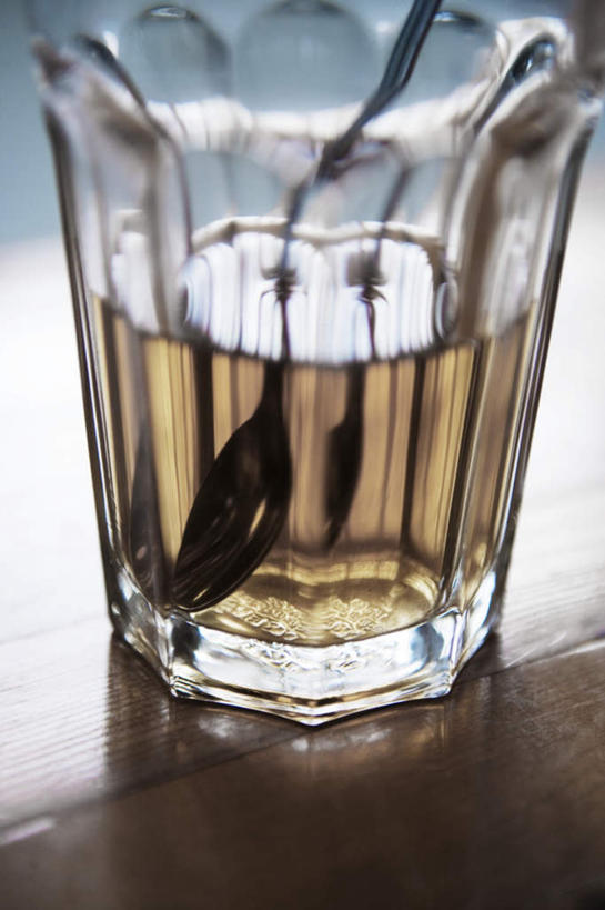 无人,竖图,俯视,室内,特写,白天,幸福,餐桌,茶,桌子,杯子,阴影,光线,影子,勺子,灯光,茶叶,娱乐,玻璃制品,酒杯,啤酒杯,调羹,汤匙,享受,休闲,温馨,放松,乐趣,餐台,提神,舒适,醒脑,充满,玻璃杯,彩图,高角度拍摄