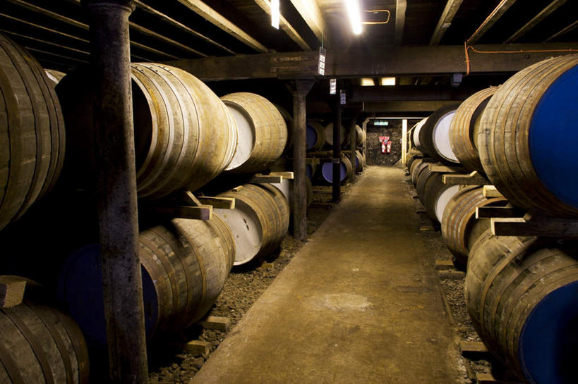 威士忌,无人,工厂,横图,室内,白天,正面,一排,阴影,整齐,光线,木桶,桶,影子,走道,走廊,过道,灯光,酒类,酒窖,酒,饮料,排列,容器,储藏,堆,储存,队列,狭窄,烈酒,局促,狭小,彩图,工地,制造厂,贮存