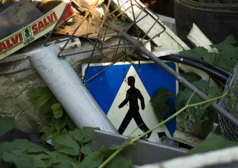 无人,横图,俯视,室外,白天,指示牌,叶子,金属制品,阴影,平静,光线,金属,标志,材料,文字,影子,绿叶,垃圾,凌乱,标识,蓝色,阳光,嫩叶,安静,宁静,混乱,荒废,静谧,沉静,恬静,安祥,僻静,清静,太平,纷乱,缭乱,庞杂,渣滓,荒疏,旷废,旷费,疏弃,芜秽,质料,叶,叶片,荒芜,彩图,高角度拍摄