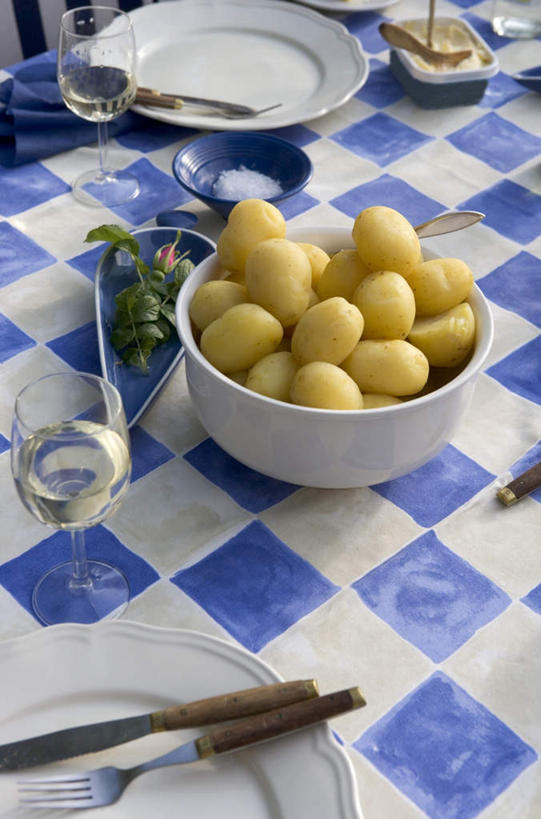 红酒,葡萄酒,无人,竖图,俯视,室内,白天,聚会,杯子,餐具,一堆,许多,阴影,堆叠,堆积,光线,叉子,刀叉,刀子,碟子,高脚杯,盘,影子,陶瓷,灯光,黄油,陶瓷制品,红酒杯,白葡萄酒,酒类,很多,玻璃制品,酒,饮料,盘子,酒杯,容器,碟,碗,储藏,堆,乳制品,储存,餐刀,白脱油,集会,餐叉,乳脂,聚首,玻璃杯,进餐用具,彩图,高角度拍摄,贮存