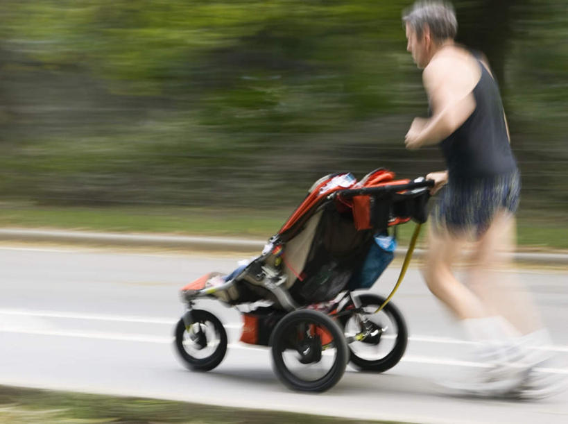 西方人,一个人,跑,拉,推,横图,室外,白天,侧面,锻炼,游戏,运动,草地,草坪,植物,道路,路,公路,玩具,欧洲,欧洲人,仅一个男性,仅一个人,仅一个中年男性,服装,朦胧,模糊,交通,玩,注视,休闲装,娱乐,车,草,树,树木,衣服,绿色,自然,童车,观察,看,休闲,休闲服,益智,服饰,生长,成长,观看,活动,察看,关注,消遣,载具,折叠童车,体育,男人,男性,中年男性,白种人,马路,跑步,玩耍,嬉戏,彩图,全身,健身