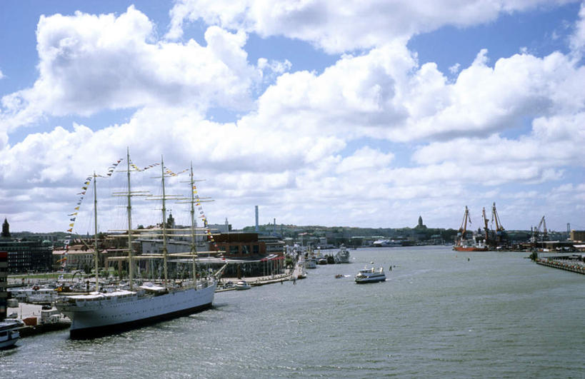 帆船,无人,横图,室外,白天,正面,度假,海洋,美景,城市风光,城市,船,瑞典,欧洲,许多,停靠,阴影,光线,影子,景观,陆地,云,云朵,很多,云彩,娱乐,蓝色,白云,蓝天,天空,阳光,交通工具,天,享受,休闲,景色,放松,晴朗,斯堪的纳维亚,停泊,载具,北欧,斯堪的纳维亚半岛,首府,哥德堡,瑞典王国,西约塔兰省,晴空,彩图