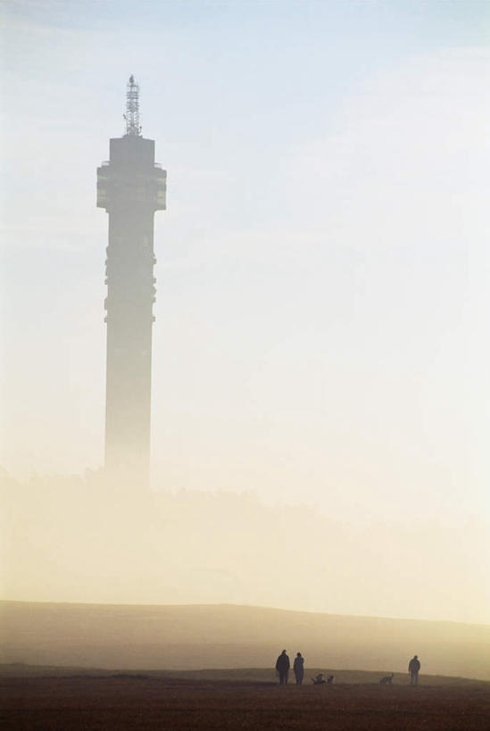 西方人,三个人,走,竖图,室外,白天,正面,旅游,度假,美景,瑞典,欧洲,欧洲人,阴影,光线,影子,景观,注视,娱乐,蓝色,蓝天,天空,阳光,自然,天,观察,看,享受,休闲,景色,放松,晴朗,观看,察看,斯堪的纳维亚,关注,自然风光,北欧,斯堪的纳维亚半岛,万里无云,通信塔,瑞典王国,白种人,晴空,晴空万里,步行,散步,走路,彩图,全身