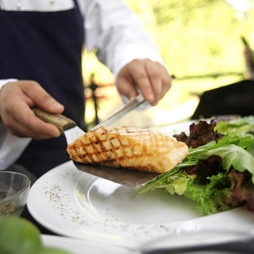 西方人,一个人,站,方图,室外,白天,正面,蔬菜,餐具,金属制品,瑞典,欧洲,欧洲人,仅一个男性,仅一个人,握,朦胧,模糊,新鲜,金属,铲子,碟子,盘,肉,牛肉,食品,拿,拿着,注视,肉类,食物,仅一个年轻男性,盘子,碟,观察,看,站着,握着,有机食品,绿色食品,观看,黑木耳,察看,斯堪的纳维亚,关注,北欧,斯堪的纳维亚半岛,肉食,瑞典王国,男人,男性,年轻男性,白种人,站立,半身,彩图