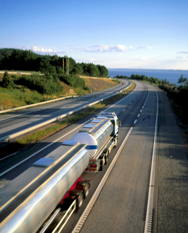 无人,竖图,俯视,室外,白天,旅游,度假,美景,植物,道路,路,公路,火车,瑞典,欧洲,一辆,阴影,光线,影子,景观,云,云朵,高架,交通,云彩,娱乐,车,树,树木,蓝色,绿色,白云,蓝天,天空,阳光,自然,交通工具,天,驾驶,行驶,享受,休闲,景色,放松,生长,晴朗,成长,操纵,控制,斯堪的纳维亚,自然风光,载具,北欧,斯堪的纳维亚半岛,高架桥,油罐车,操控,高架道路,跨线桥,把持,瑞典王国,晴空,彩图,高角度拍摄