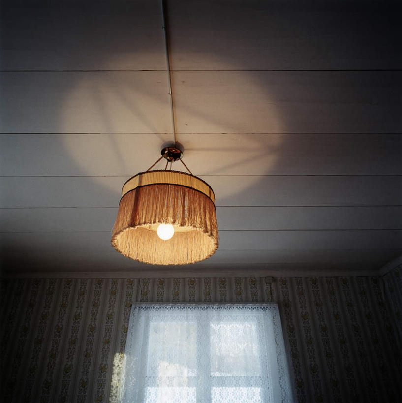 无人,竖图,室内,白天,仰视,窗户,窗帘,天花板,照明,阴影,装饰,光线,影子,墙,灯光,吊灯,玻璃窗,墙壁,墙面,灯,帘子,灯具,遮阳,华丽,修饰,照亮,点缀,风格,照明设备,衬托,美观,雅致,雅观,气势,格调,派头,气概,作风,彩图,低角度拍摄