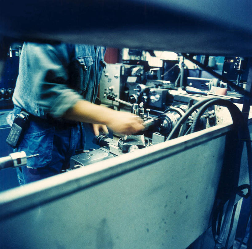 西方人,一个人,技术人员,工厂,横图,室内,白天,正面,工作服,制服,摆设,欧洲,欧洲人,仅一个男性,仅一个人,仅一个中年男性,阴影,朦胧,模糊,光线,影子,灯光,凌乱,设备,庞大,操纵,复杂,混乱,操作,驾驭,装备,利用,车床,把持,支配,工作制服,纷乱,缭乱,庞杂,繁杂,设置,男人,男性,中年男性,白种人,技术员,半身,彩图,工作套服,工地,制造厂