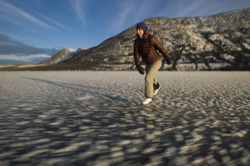 西方人,一个人,走,横图,室外,白天,正面,山,雪,雪山,大雪,欧洲,加拿大,欧洲人,仅一个年轻女性,仅一个女性,仅一个人,阴影,服装,朦胧,模糊,光线,影子,冰,积雪,山峰,雪景,云,云朵,冬季,冬天,山峦,云彩,休闲装,衣服,蓝色,白云,蓝天,天空,阳光,天,休闲,休闲服,寒冷,服饰,晴朗,冰冷,北美,北美洲,美洲,北亚美利加洲,亚美利加洲,严寒,冰凉,酷寒,凛冽,凛凛,极冷,育空,育空地区,年轻女性,女人,女性,白种人,晴空,步行,散步,走路,彩图,全身