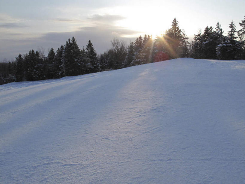 无人,横图,室外,白天,正面,旅游,度假,美景,森林,树林,雪,植物,大雪,加拿大,阴影,光线,影子,积雪,景观,雪景,云,云朵,冬季,冬天,云彩,娱乐,树,树木,蓝色,绿色,白云,蓝天,天空,阳光,自然,天,享受,休闲,景色,放松,寒冷,生长,晴朗,成长,北美,北美洲,自然风光,美洲,北亚美利加洲,亚美利加洲,严寒,晴空,彩图