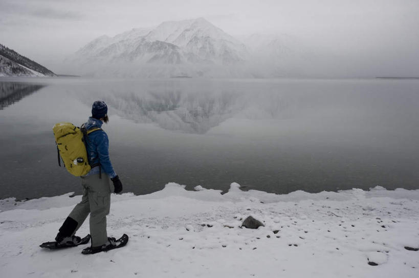 西方人,一个人,走,横图,室外,白天,侧面,河流,山,水,雪,雪山,大雪,欧洲,加拿大,欧洲人,仅一个年轻女性,仅一个女性,仅一个人,服装,朦胧,模糊,包,冰,河水,积雪,山峰,水流,雪景,冬季,冬天,山峦,旅行包,休闲装,衣服,倒影,背包,休闲,休闲服,寒冷,服饰,冰冷,倒映,北美,北美洲,美洲,北亚美利加洲,亚美利加洲,严寒,旅游包,冰凉,酷寒,凛冽,凛凛,极冷,育空,育空地区,反照,年轻女性,女人,女性,白种人,步行,散步,走路,彩图,全身,双肩包