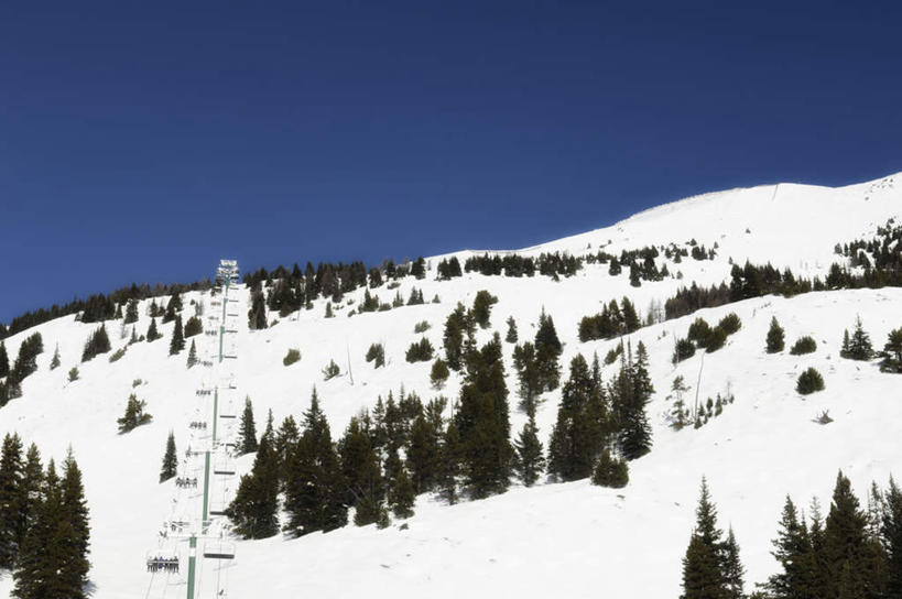 无人,横图,室外,白天,仰视,旅游,度假,美景,山,树林,雪,雪山,植物,大雪,加拿大,阴影,光线,影子,冰,积雪,景观,山峰,雪景,冬季,冬天,山峦,娱乐,树,树木,蓝色,绿色,蓝天,天空,阳光,自然,天,享受,休闲,景色,放松,寒冷,生长,晴朗,成长,冰冷,北美,北美洲,国家公园,自然风光,美洲,阿尔伯塔省,班夫国家公园,万里无云,阿尔伯塔,北亚美利加洲,亚美利加洲,严寒,冰凉,酷寒,凛冽,凛凛,极冷,艾伯塔,艾伯塔省,晴空,晴空万里,彩图,低角度拍摄