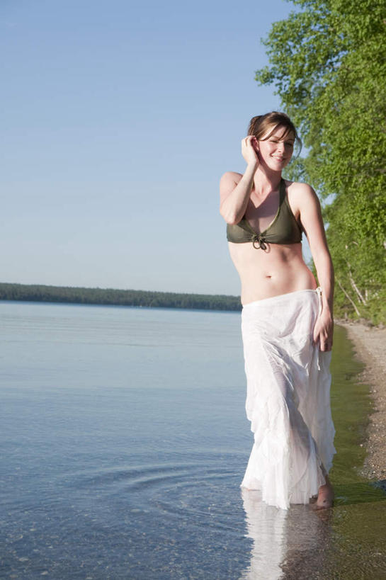 西方人,一个人,站,竖图,室外,白天,正面,河流,树林,水,植物,欧洲,欧洲人,仅一个年轻女性,仅一个女性,仅一个人,阴影,朦胧,模糊,光线,影子,地平线,河水,水流,辽阔,地面,注视,树,树木,蓝色,绿色,蓝天,天空,阳光,自然,天,观察,看,站着,广阔,生长,晴朗,成长,观看,一望无际,察看,关注,延伸,万里无云,天地相交,无边无际,一马平川,年轻女性,女人,女性,白种人,晴空,晴空万里,站立,彩图,全身